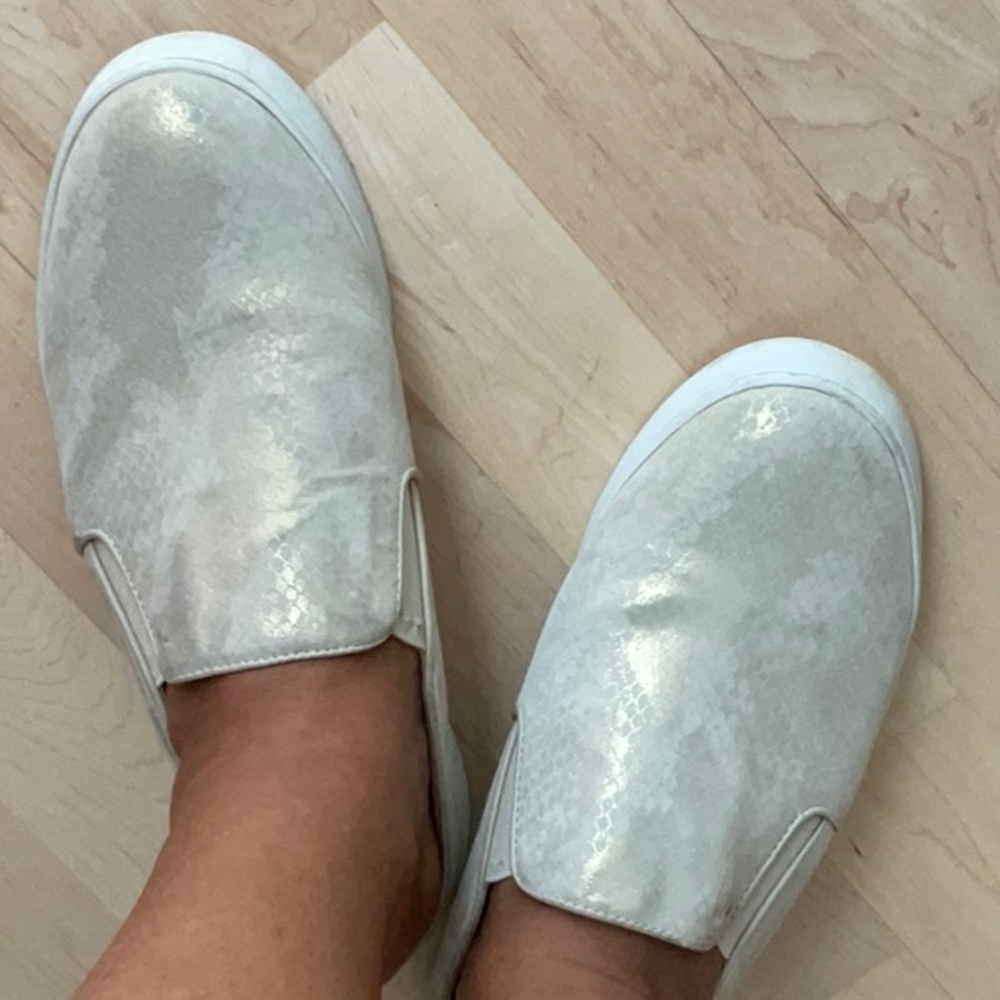 Vionic mules